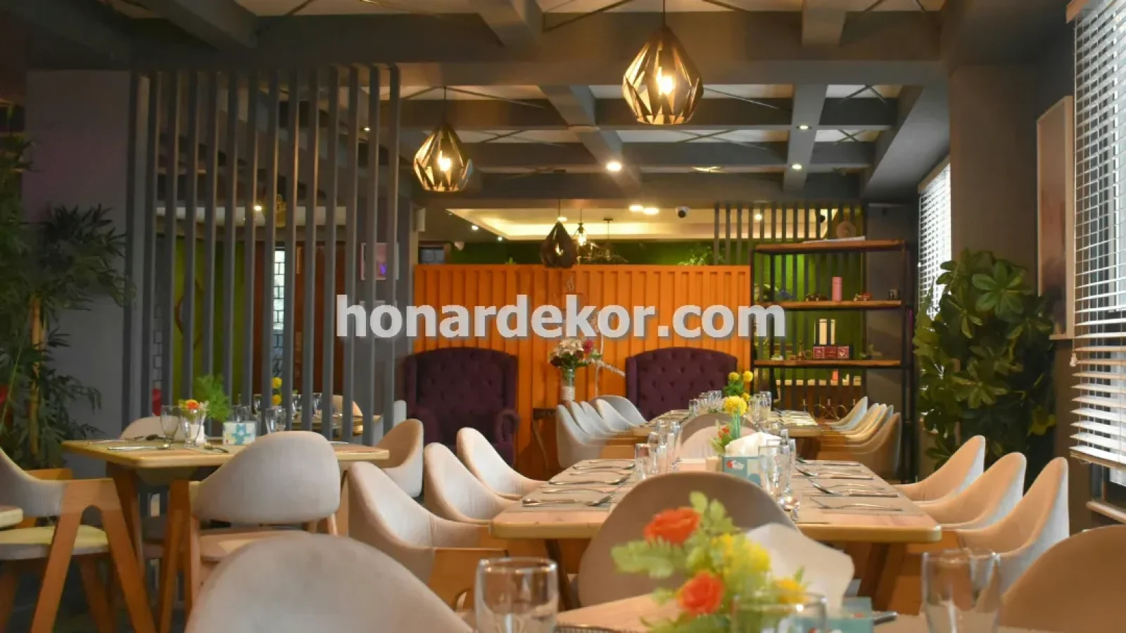 طراحی و دکوراسیون داخلی رستوران سنتی در شمال تهران